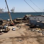 انتشال أكبر سفينة غارقة في حوض ميناء الإصطياد السمكي بعدن