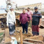 رئيس هيئة مصائد خليج عدن يتفقد أعمال انتشال السفن بميناء الاصطياد بعدن