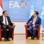 الوزير السقطري يستعرض مع المدير العام لمنظمة (الفاو) تداعيات أوضاع المنطقة على القطاع الزراعي والسمكي