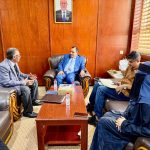 الوزير السقطري يناقش مع مدير عام مكتب الزراعة بأبين تعزيز الإنتاج الزراعي ومشاريع الأمن الغذائي